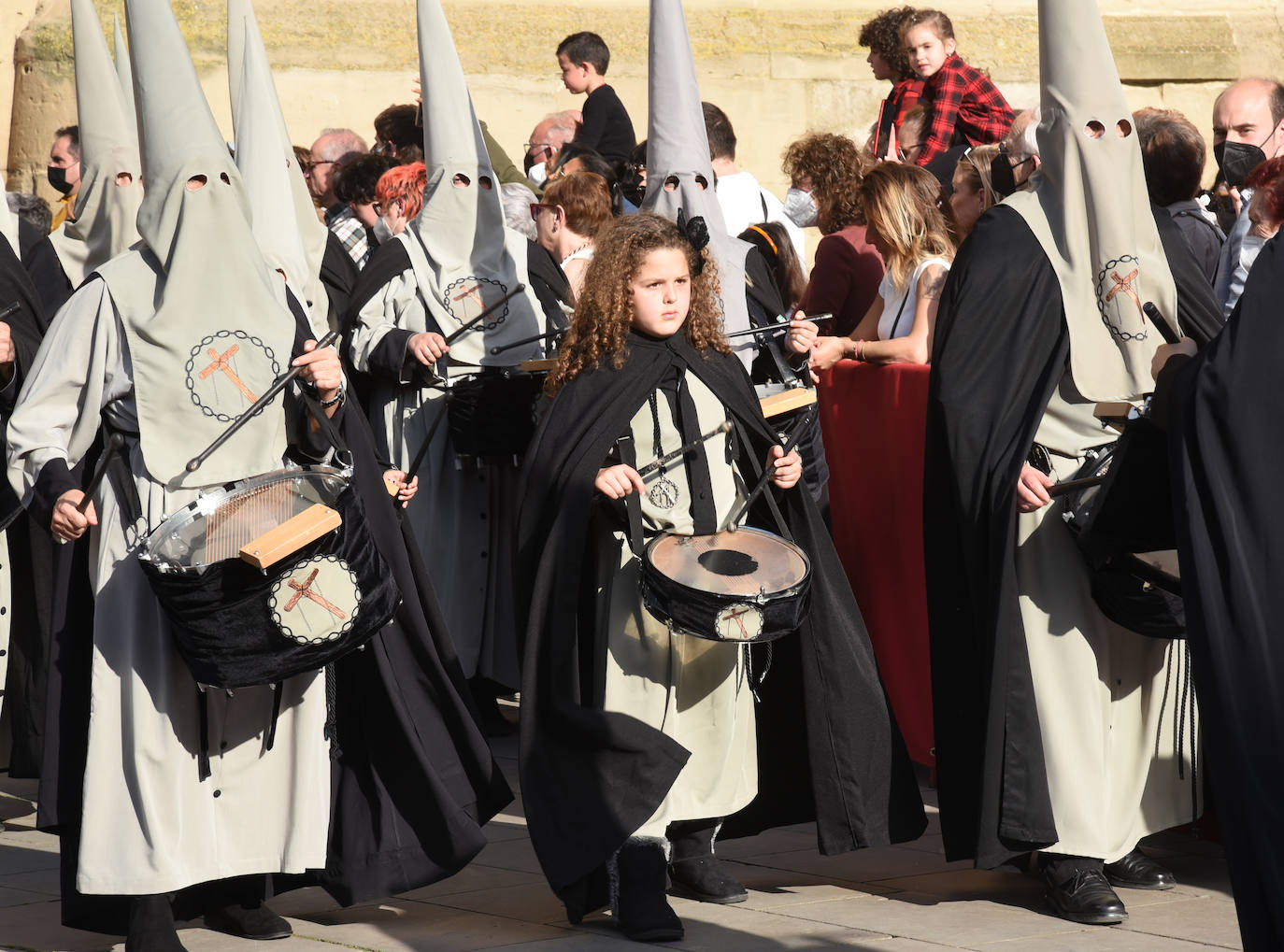 Once pasos recorrieron las calles del Casco Antiguo de Logroño, donde se congregó numeroso público con ganas de recuperar la tradición.