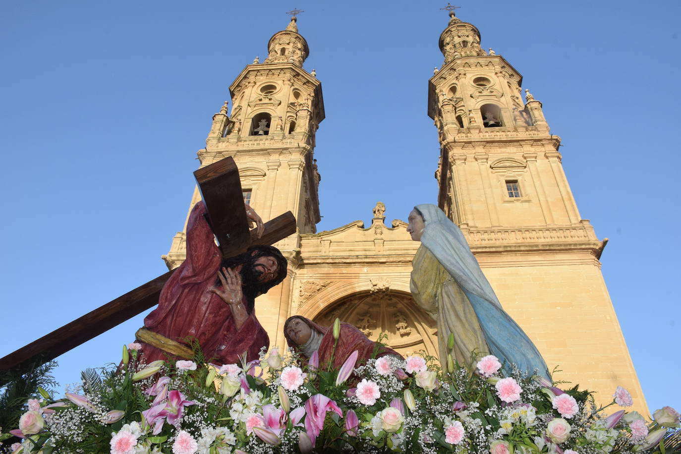 Once pasos recorrieron las calles del Casco Antiguo de Logroño, donde se congregó numeroso público con ganas de recuperar la tradición.