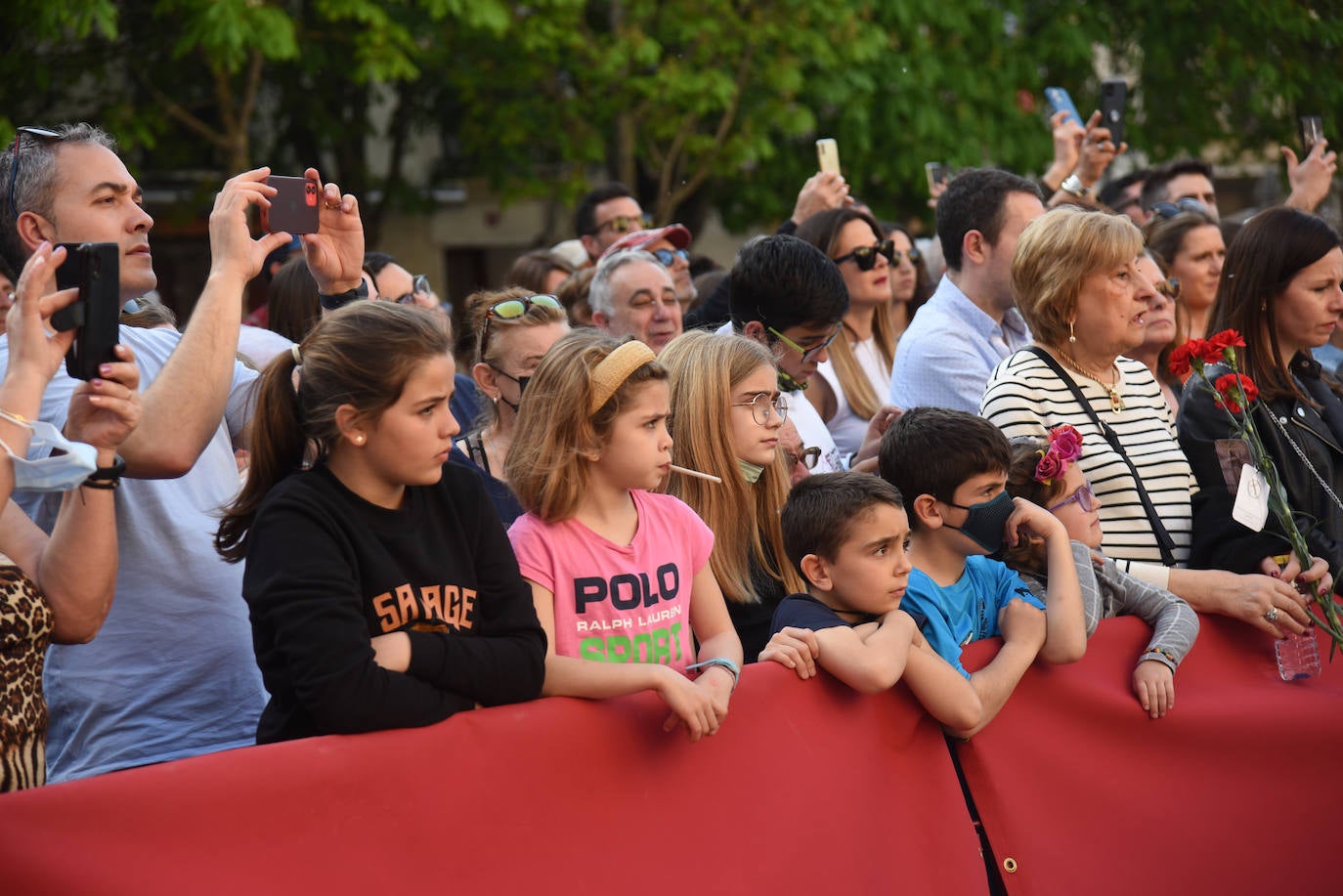 Once pasos recorrieron las calles del Casco Antiguo de Logroño, donde se congregó numeroso público con ganas de recuperar la tradición.