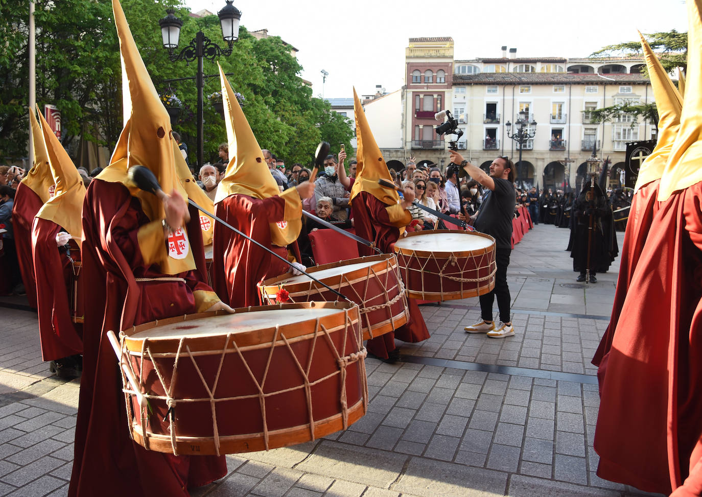 Once pasos recorrieron las calles del Casco Antiguo de Logroño, donde se congregó numeroso público con ganas de recuperar la tradición.