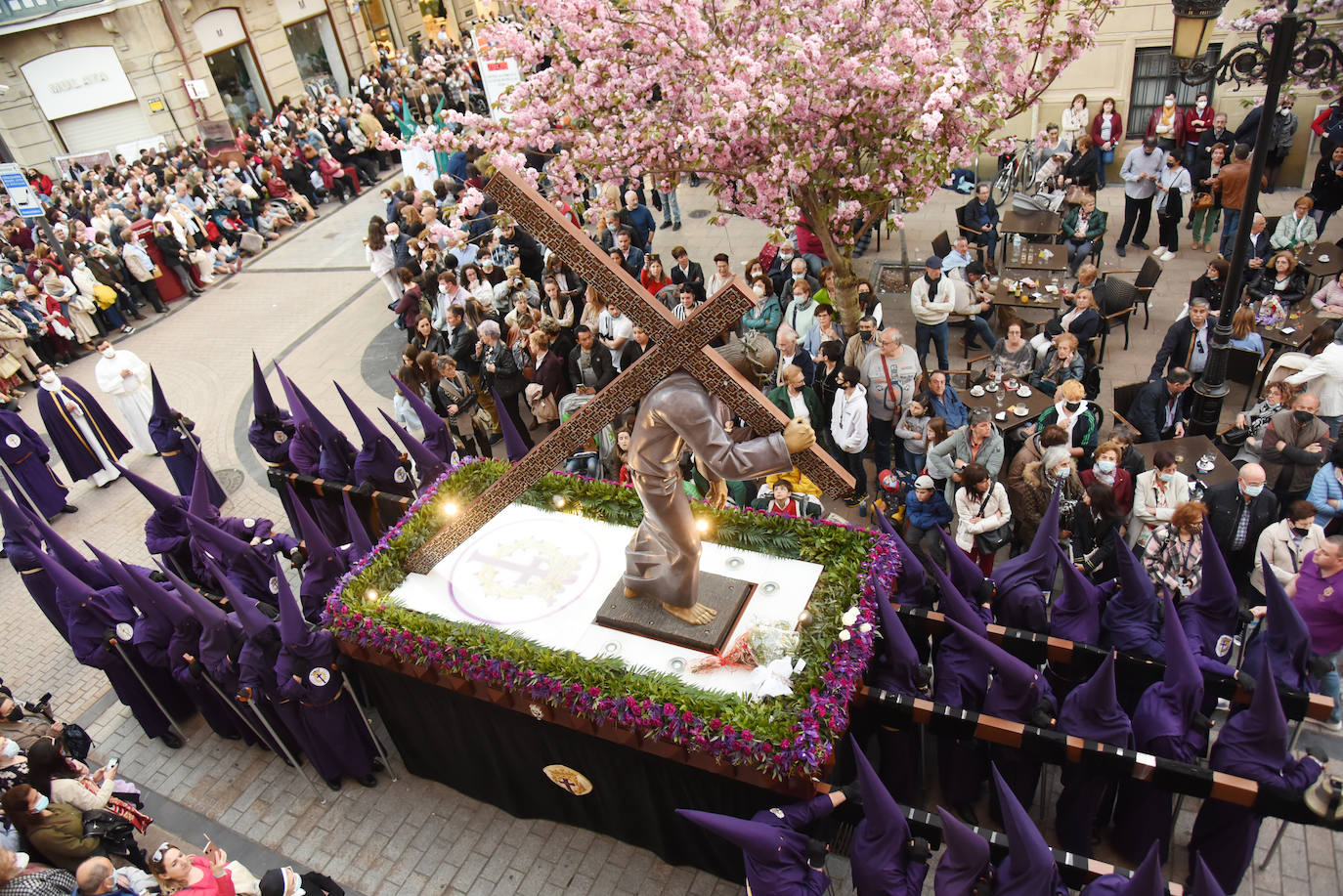 Once pasos recorrieron las calles del Casco Antiguo de Logroño, donde se congregó numeroso público con ganas de recuperar la tradición.