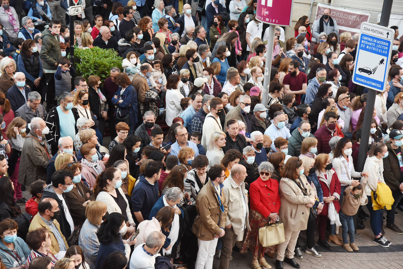 Once pasos recorrieron las calles del Casco Antiguo de Logroño, donde se congregó numeroso público con ganas de recuperar la tradición.