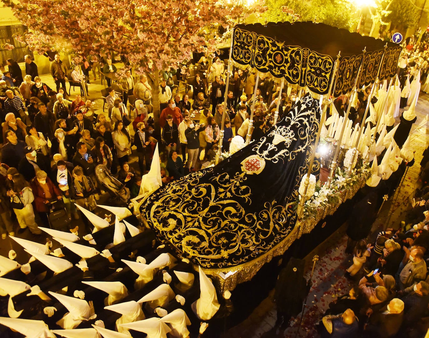 Once pasos recorrieron las calles del Casco Antiguo de Logroño, donde se congregó numeroso público con ganas de recuperar la tradición.