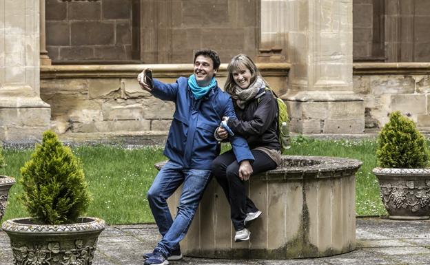 Miriam y Andreu se sacan una fotografía en el monasterio de San Millán. 