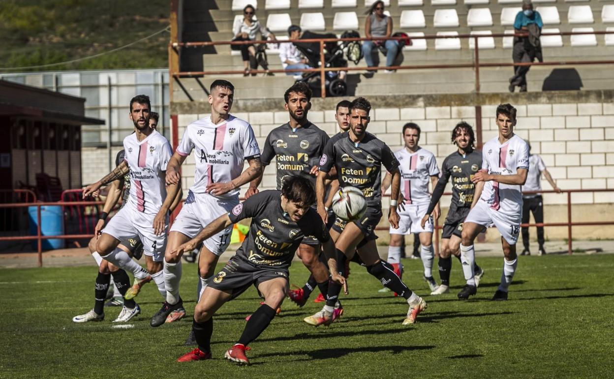 Chus despeja con la cabeza uno de los saques de esquina del Racing Rioja en el partido de ayer. 