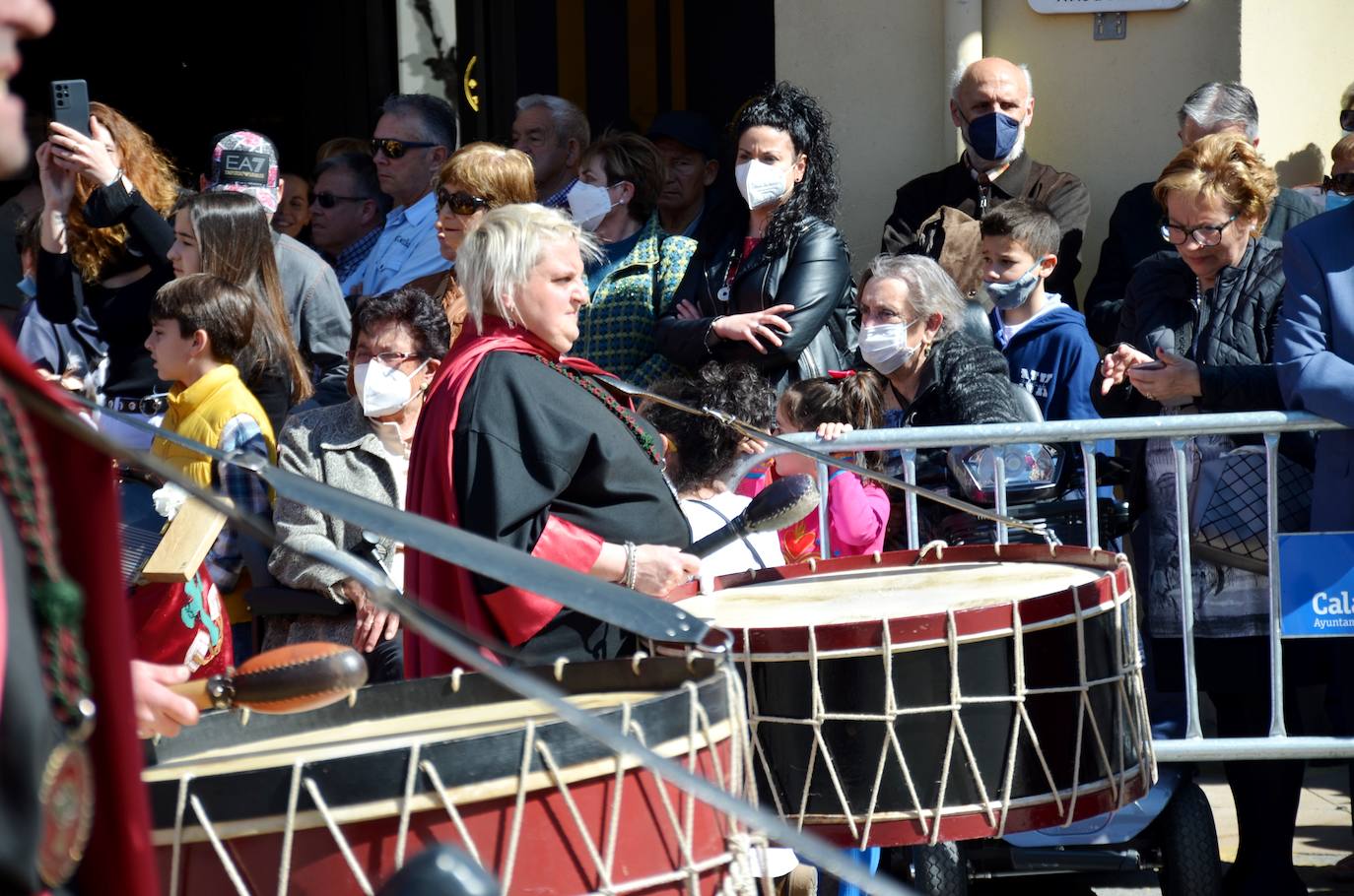 El encuentro entre Cristo Resucitado y la Virgen Gloriosa, en una plaza del Raso repleta de público, ha puesto el broche de oro de a la Semana Santa calagurritana. 