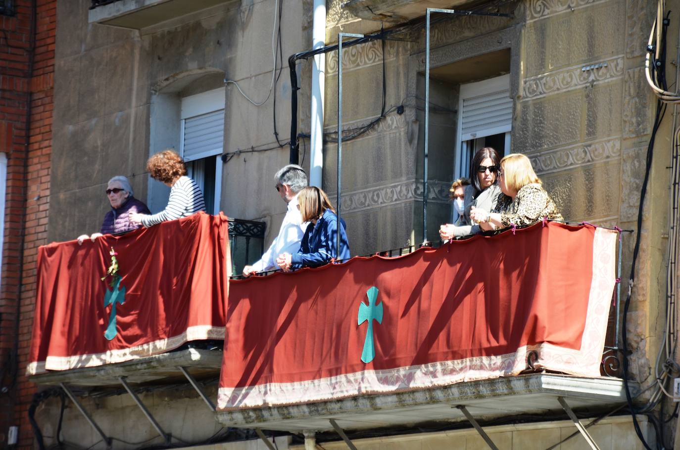 El encuentro entre Cristo Resucitado y la Virgen Gloriosa, en una plaza del Raso repleta de público, ha puesto el broche de oro de a la Semana Santa calagurritana. 