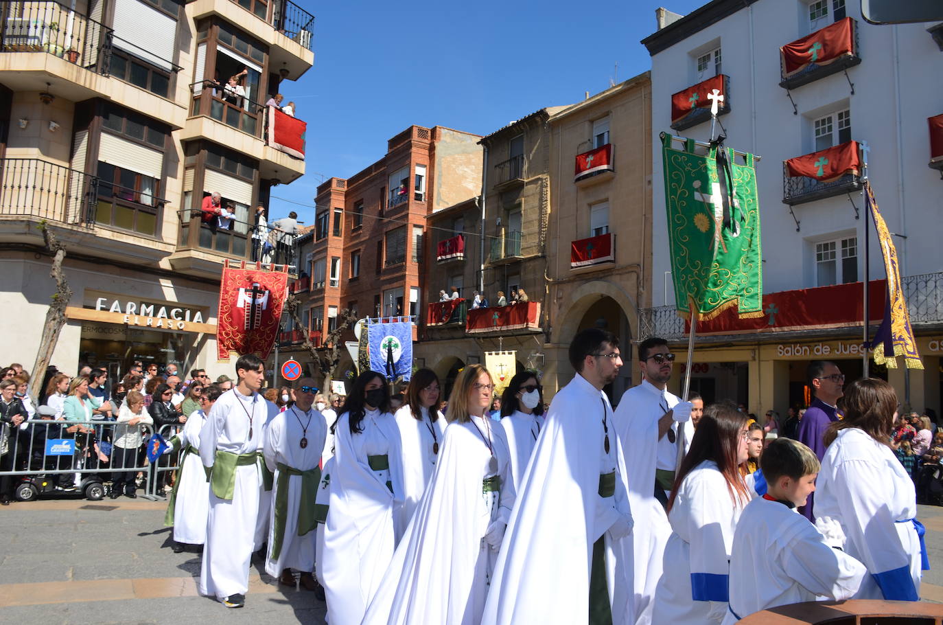 El encuentro entre Cristo Resucitado y la Virgen Gloriosa, en una plaza del Raso repleta de público, ha puesto el broche de oro de a la Semana Santa calagurritana. 