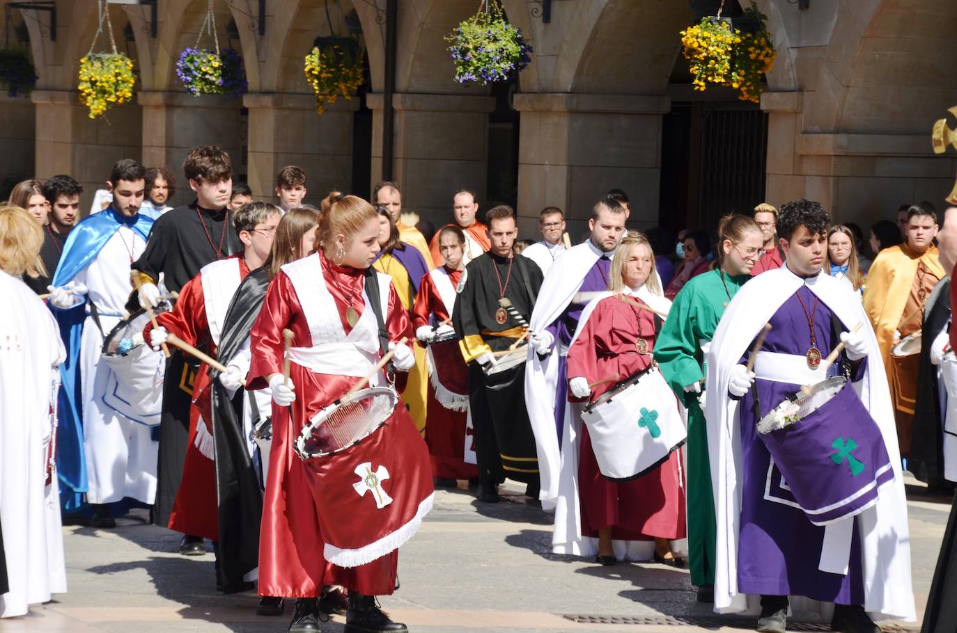 El encuentro entre Cristo Resucitado y la Virgen Gloriosa, en una plaza del Raso repleta de público, ha puesto el broche de oro de a la Semana Santa calagurritana. 