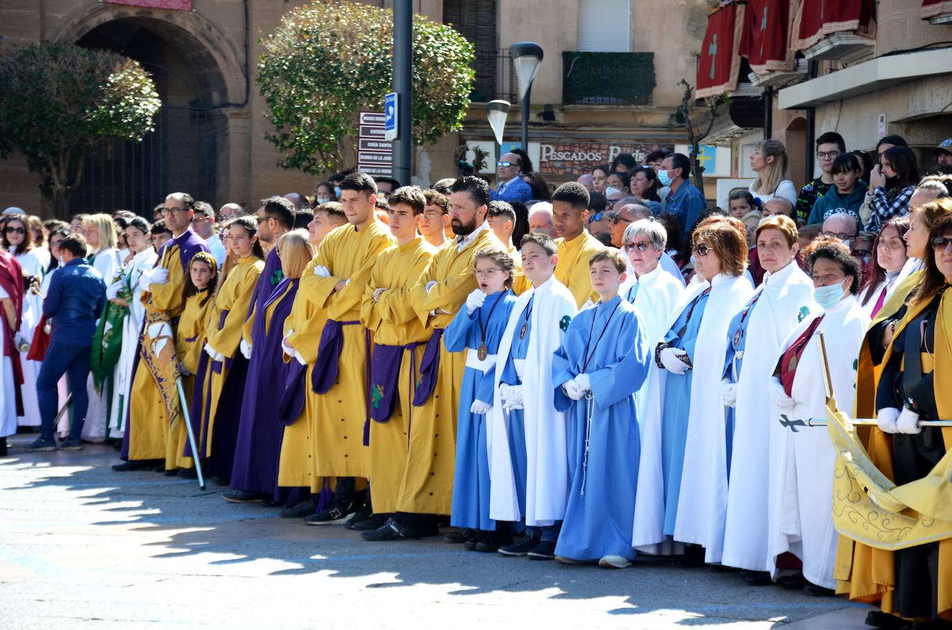 El encuentro entre Cristo Resucitado y la Virgen Gloriosa, en una plaza del Raso repleta de público, ha puesto el broche de oro de a la Semana Santa calagurritana. 