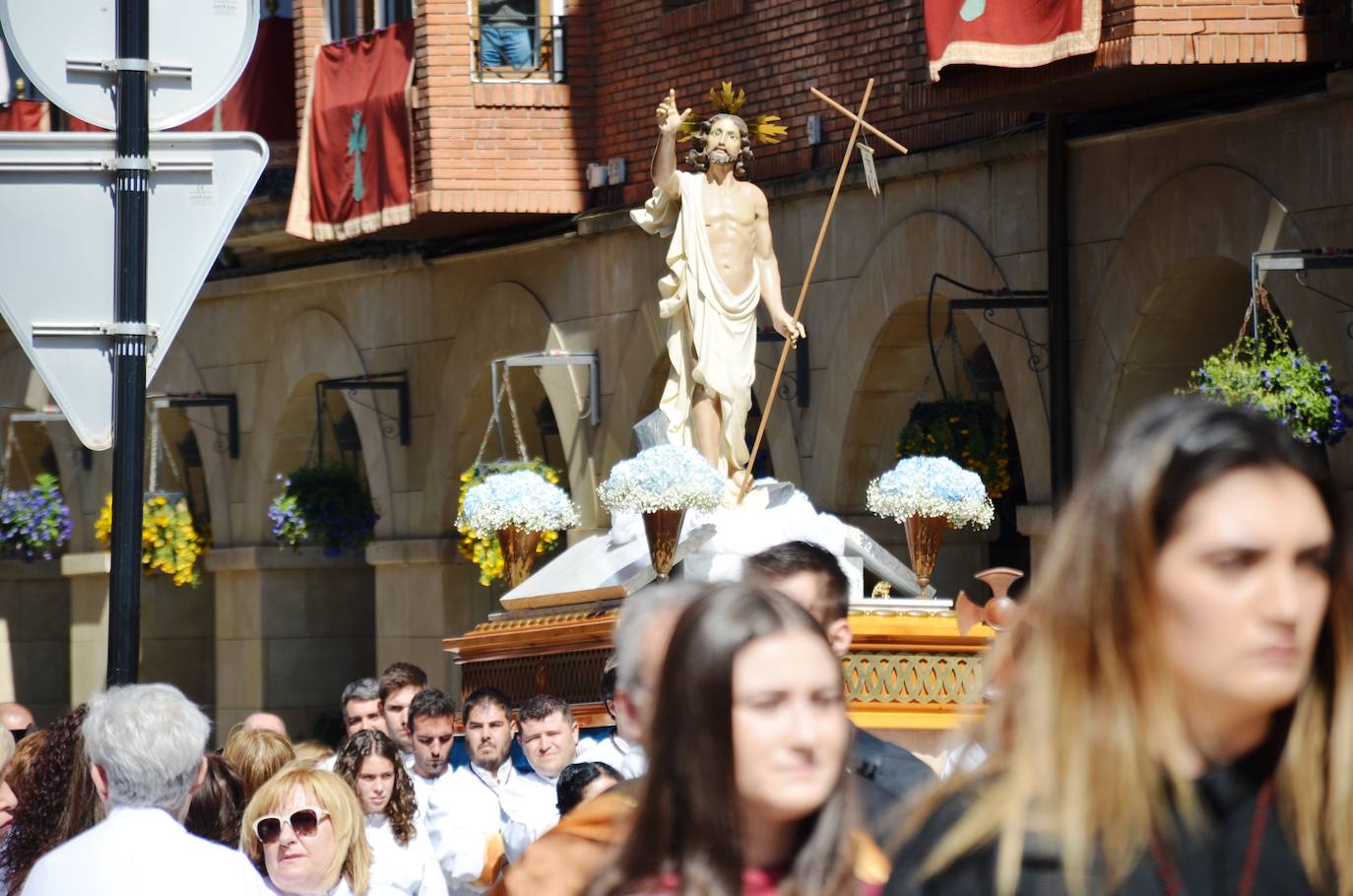 El encuentro entre Cristo Resucitado y la Virgen Gloriosa, en una plaza del Raso repleta de público, ha puesto el broche de oro de a la Semana Santa calagurritana. 