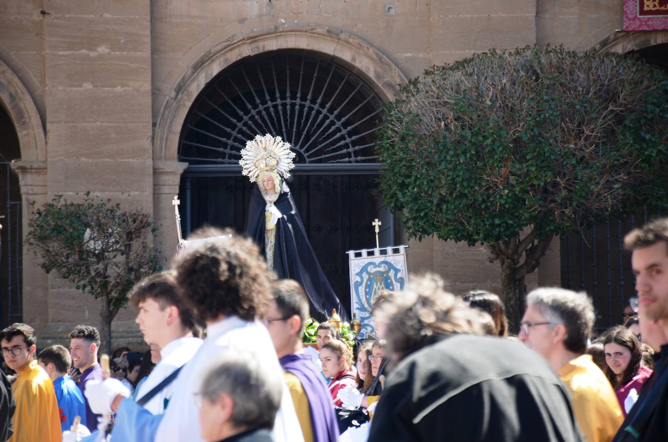 El encuentro entre Cristo Resucitado y la Virgen Gloriosa, en una plaza del Raso repleta de público, ha puesto el broche de oro de a la Semana Santa calagurritana. 