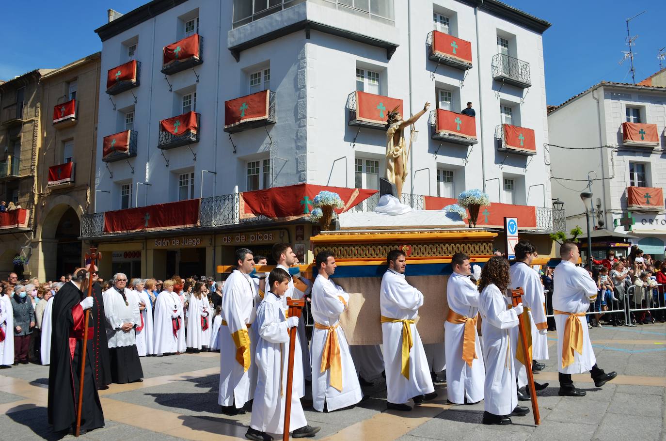 El encuentro entre Cristo Resucitado y la Virgen Gloriosa, en una plaza del Raso repleta de público, ha puesto el broche de oro de a la Semana Santa calagurritana. 