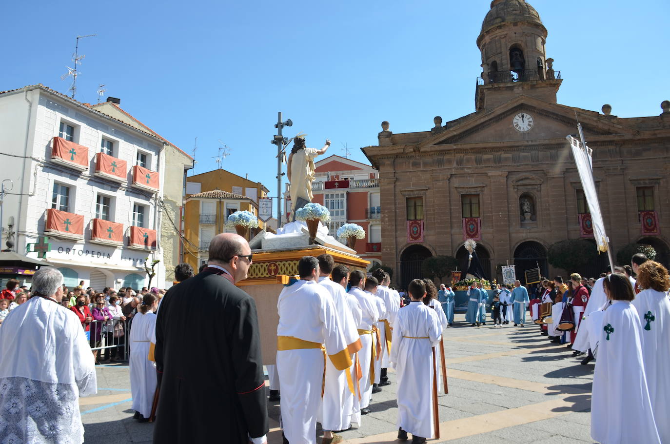 El encuentro entre Cristo Resucitado y la Virgen Gloriosa, en una plaza del Raso repleta de público, ha puesto el broche de oro de a la Semana Santa calagurritana. 