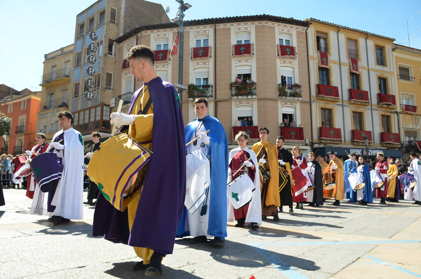 El encuentro entre Cristo Resucitado y la Virgen Gloriosa, en una plaza del Raso repleta de público, ha puesto el broche de oro de a la Semana Santa calagurritana. 