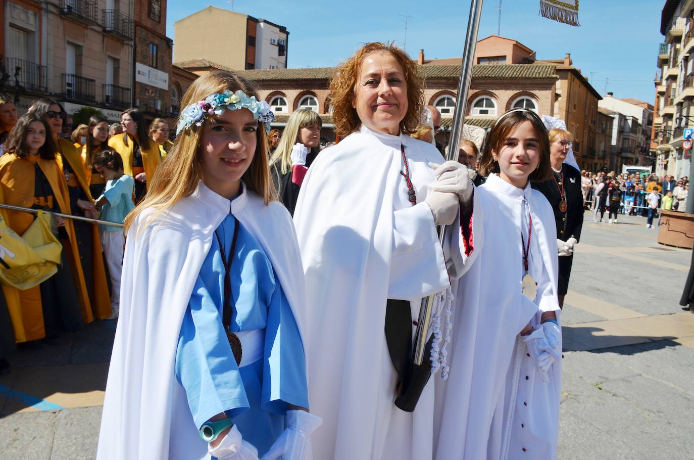 El encuentro entre Cristo Resucitado y la Virgen Gloriosa, en una plaza del Raso repleta de público, ha puesto el broche de oro de a la Semana Santa calagurritana. 