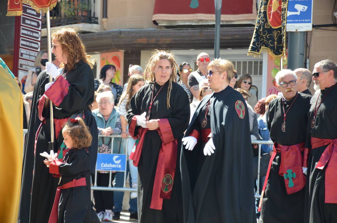 El encuentro entre Cristo Resucitado y la Virgen Gloriosa, en una plaza del Raso repleta de público, ha puesto el broche de oro de a la Semana Santa calagurritana. 