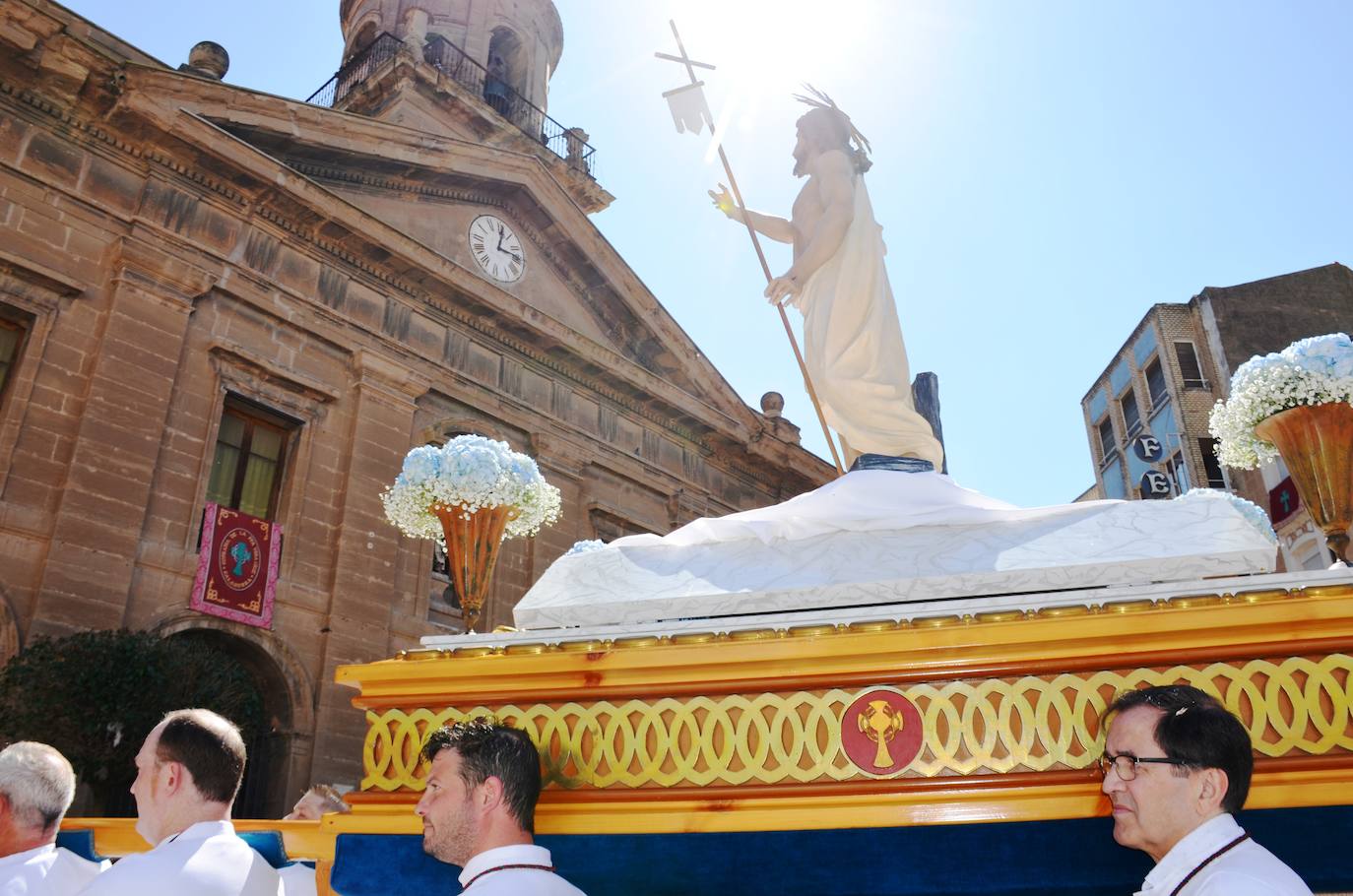 El encuentro entre Cristo Resucitado y la Virgen Gloriosa, en una plaza del Raso repleta de público, ha puesto el broche de oro de a la Semana Santa calagurritana. 