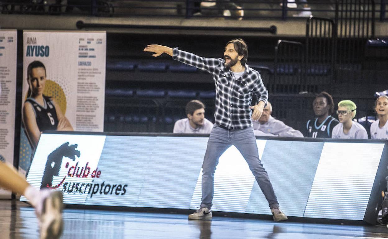 Aneas dirige a sus jugadoras en un partido en el Palacio. 