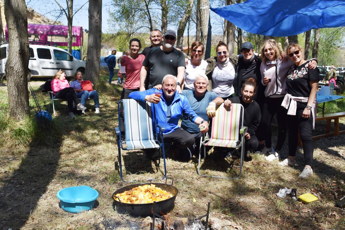 El prado de Clunia de Aguilar se llenó de familias y cuadrillas disfrutando juntos del día.