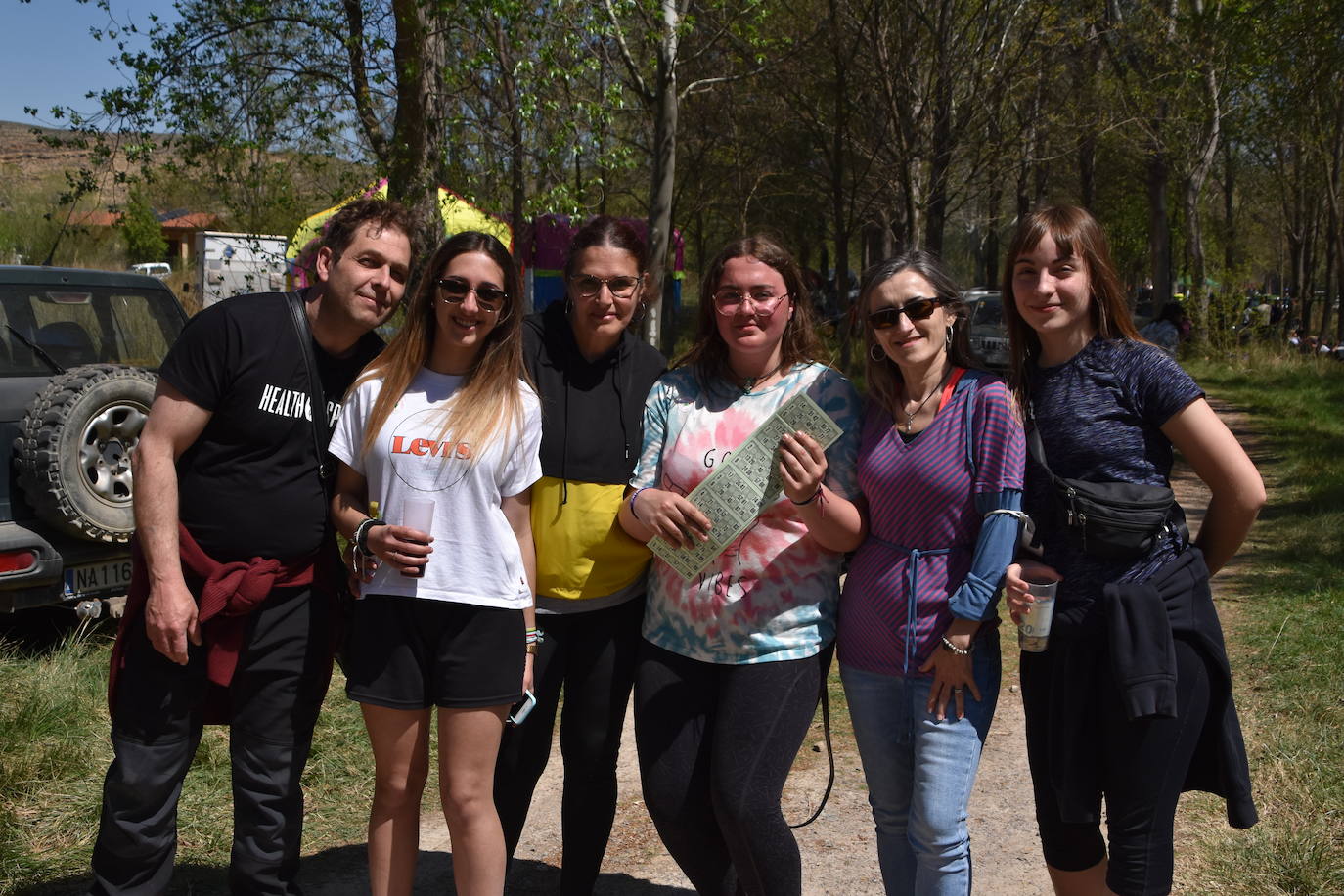 El prado de Clunia de Aguilar se llenó de familias y cuadrillas disfrutando juntos del día.
