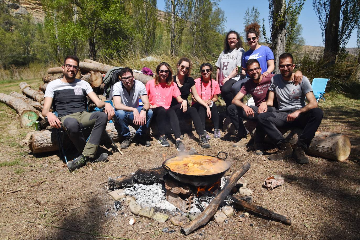 El prado de Clunia de Aguilar se llenó de familias y cuadrillas disfrutando juntos del día.
