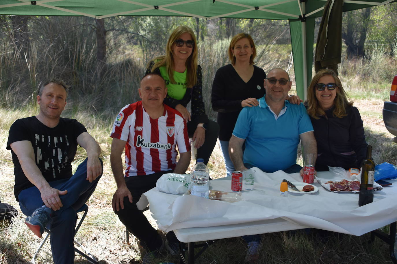 El prado de Clunia de Aguilar se llenó de familias y cuadrillas disfrutando juntos del día.