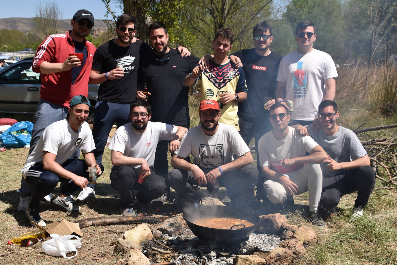 El prado de Clunia de Aguilar se llenó de familias y cuadrillas disfrutando juntos del día.
