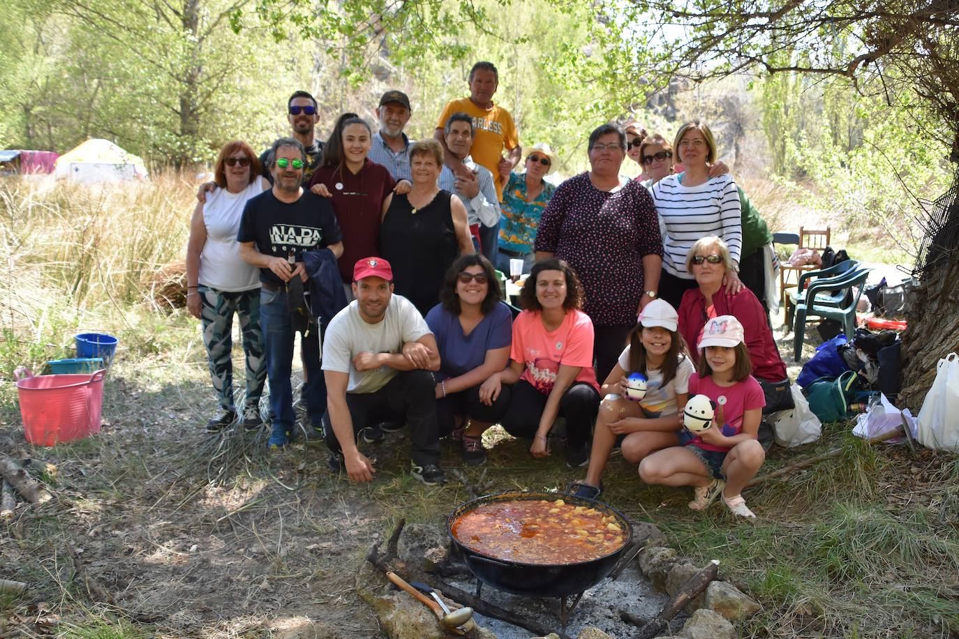 El prado de Clunia de Aguilar se llenó de familias y cuadrillas disfrutando juntos del día.