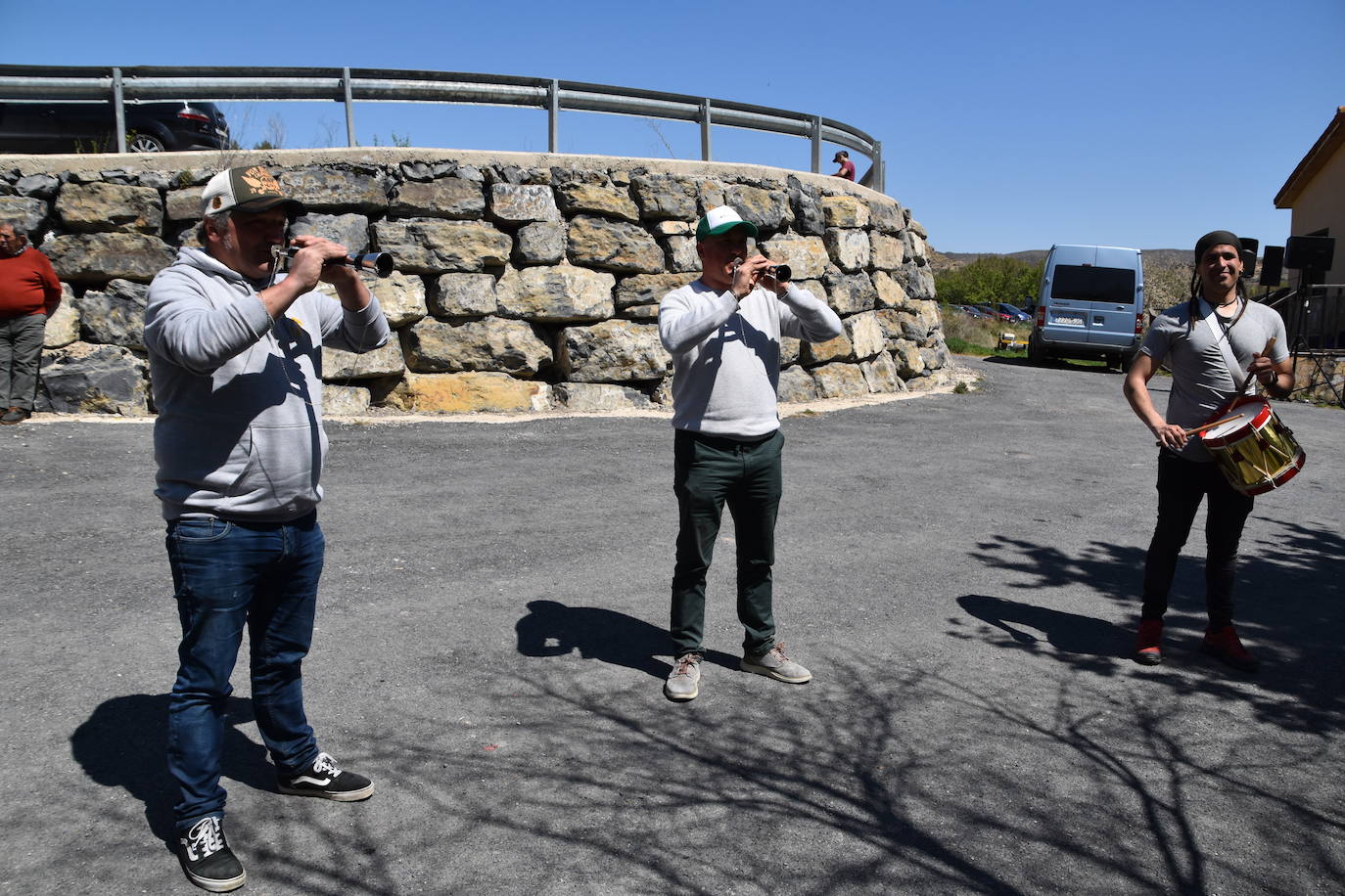 El prado de Clunia de Aguilar se llenó de familias y cuadrillas disfrutando juntos del día.