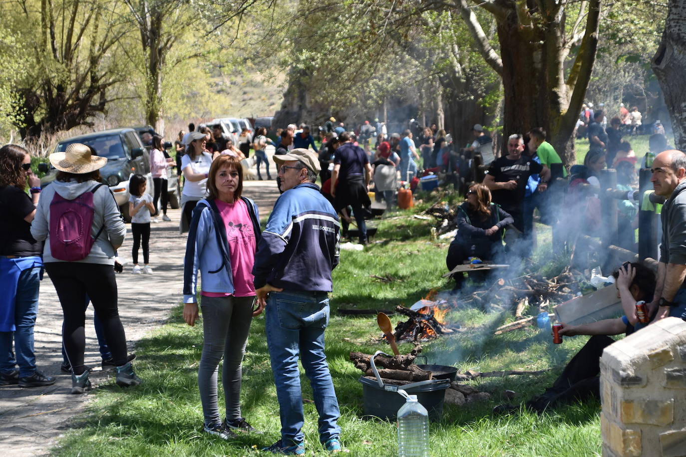 El prado de Clunia de Aguilar se llenó de familias y cuadrillas disfrutando juntos del día.
