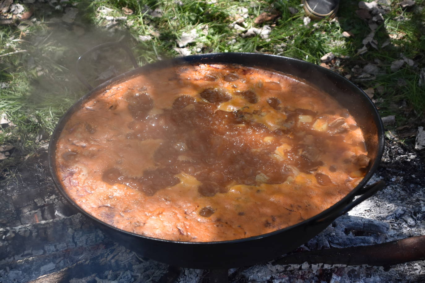 El prado de Clunia de Aguilar se llenó de familias y cuadrillas disfrutando juntos del día.