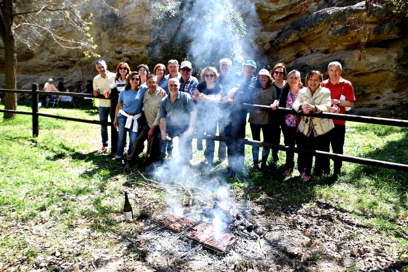 El prado de Clunia de Aguilar se llenó de familias y cuadrillas disfrutando juntos del día.