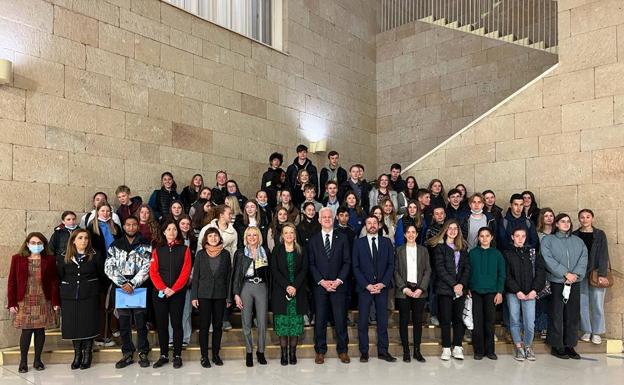 El alcalde de Logroño, Pablo Hermoso de Mendoza, ha recibido al alcalde de Dax, Julien Dubois, a los concejales de esta ciudad hermanada y a 56 estudiantes de intercambio. 