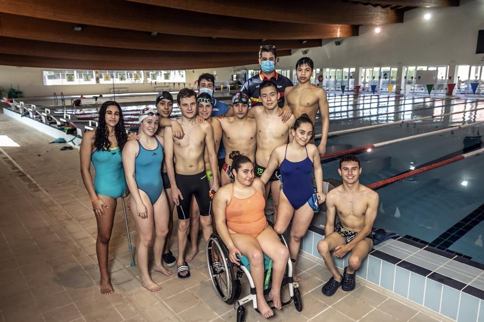 Superación. Las once jóvenes promesas con discapacidad de la natación nacional posan en el Adarraga. 