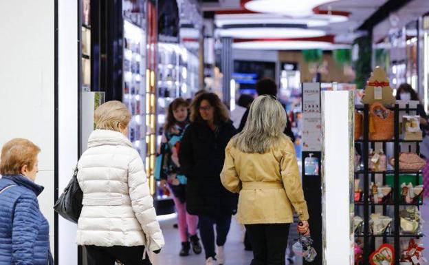 Ciudadanos sin mascarilla en un comercio logroñés.