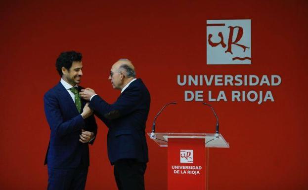 El rector, Juan Carlos Ayala, con Pablo Sáinz-Villegas, en la UR este jueves. 