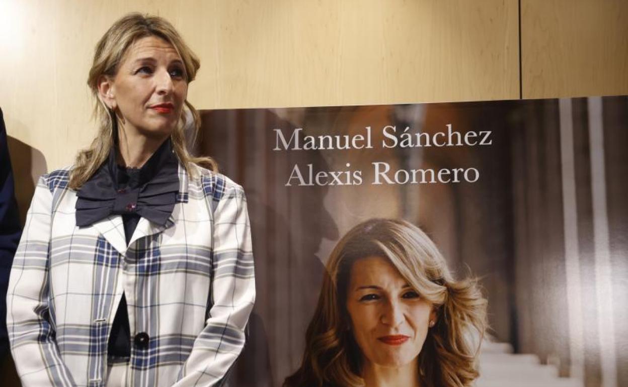 Yolanda Díaz posa durante la presentación de la biografía.