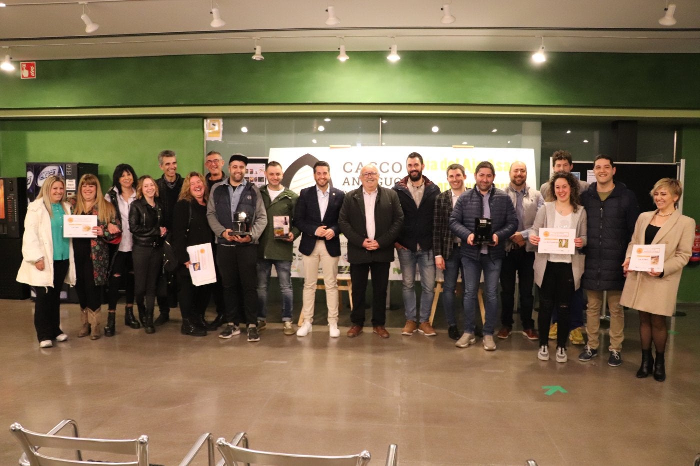 Foto de familia de los finalistas del concurso del pincho del ajo en el acto de entrega de premios ayer en el Teatro Cervantes. 