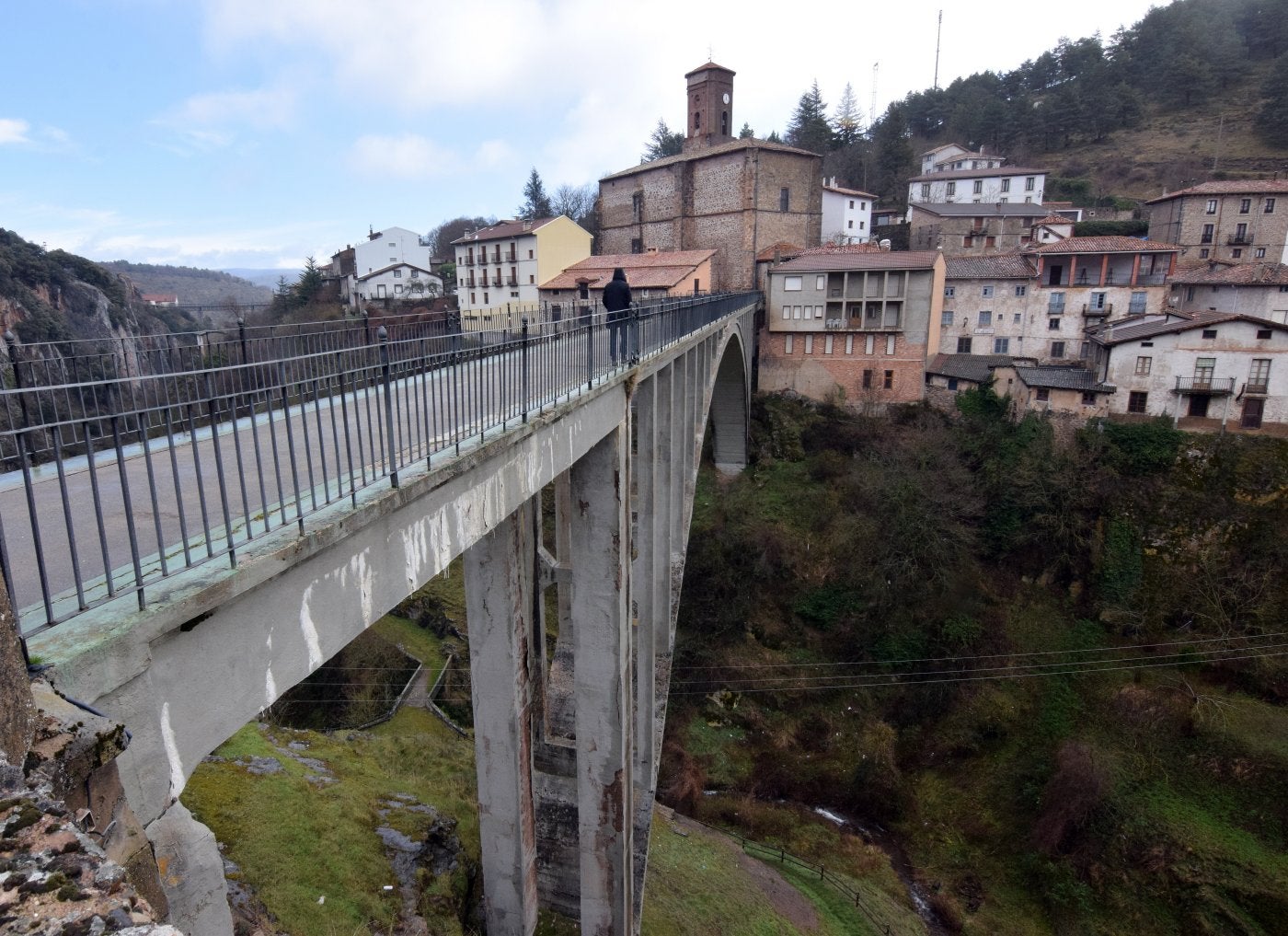 El viaducto de San Martín, en Ortigosa de Cameros, que une los barrios San Martín y San Miguel. 