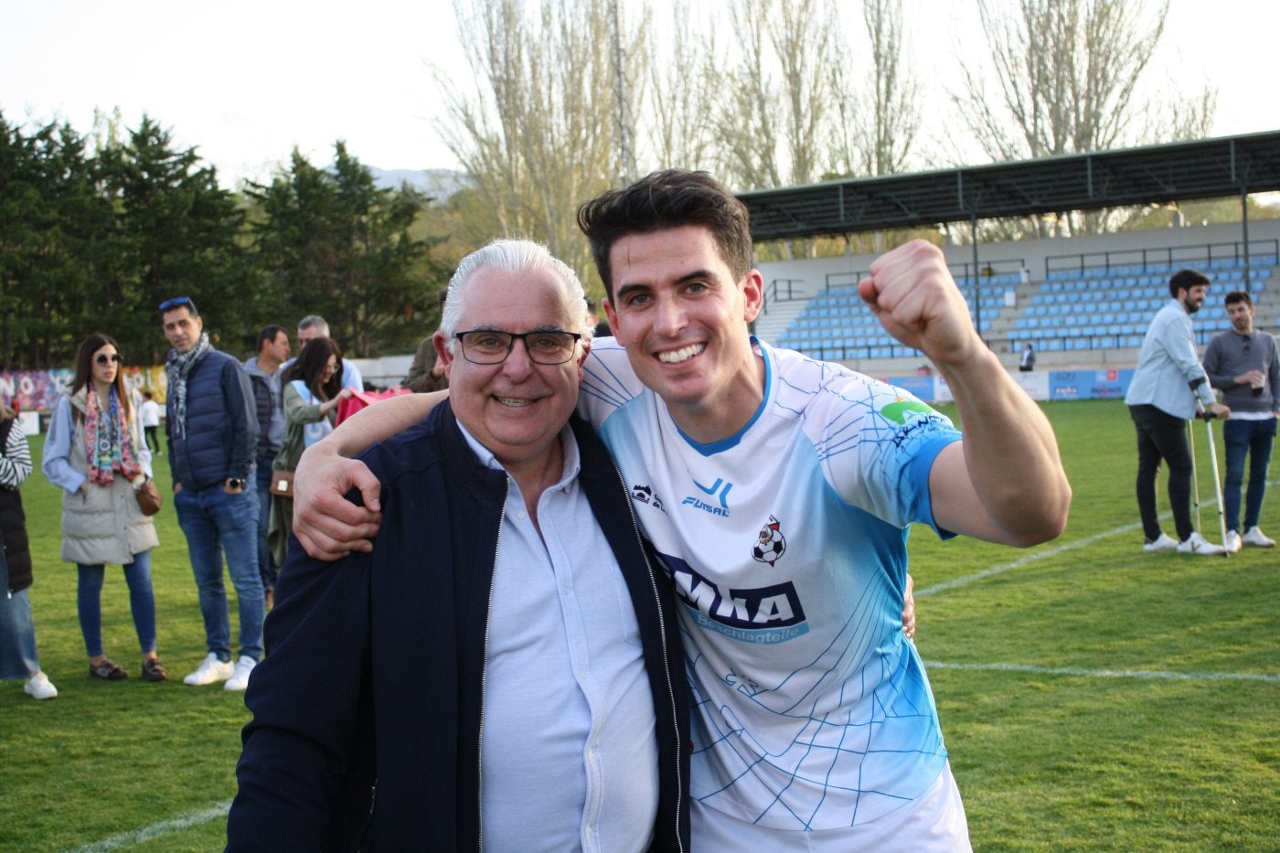 Ildefonso Ruiz sonríe en las celebraciones del ascenso del Arnedo en Sendero. 