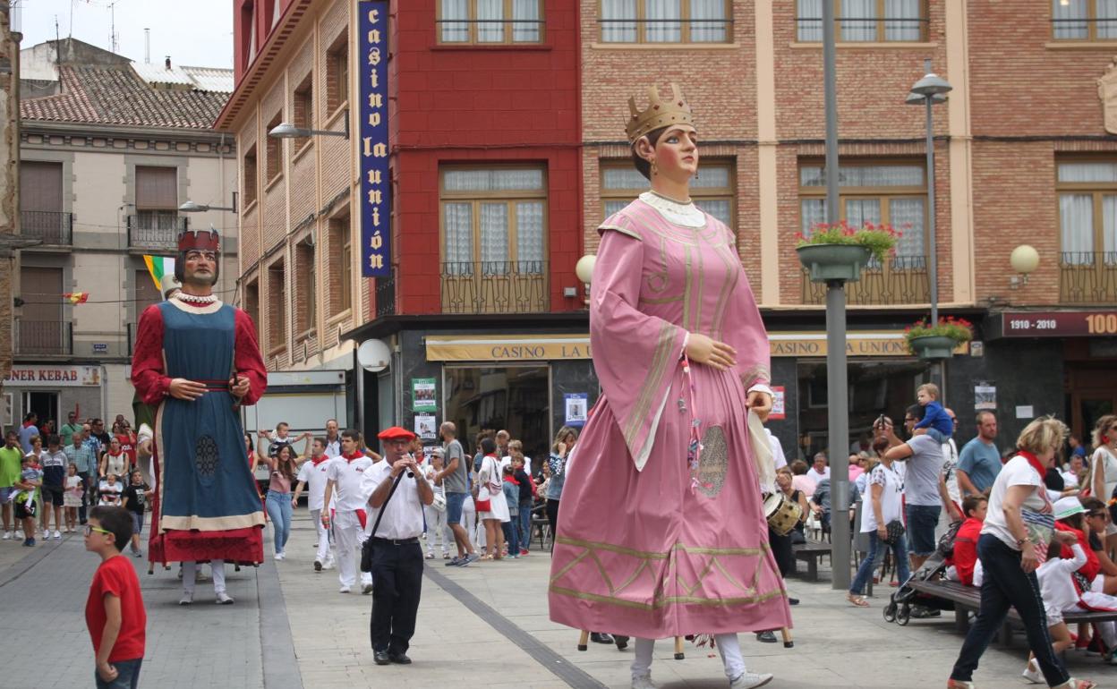 Imagen de un pasacalles de la comparsa en las fiestas de 2019. 