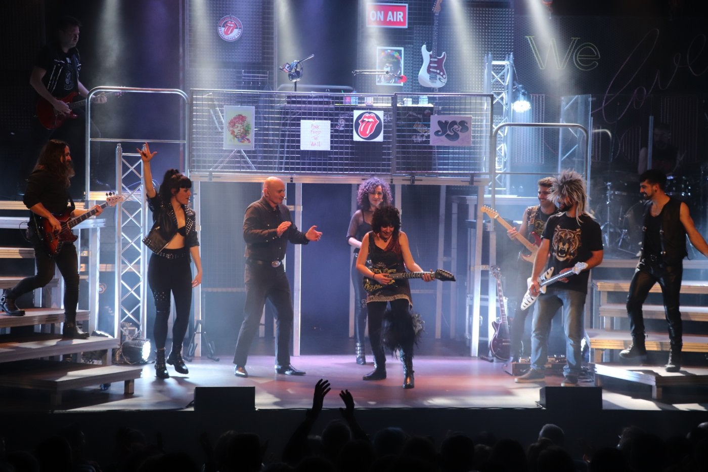 El espectáculo contó con dos jóvenes del público participando en un concurso de guitarras imaginarias. 