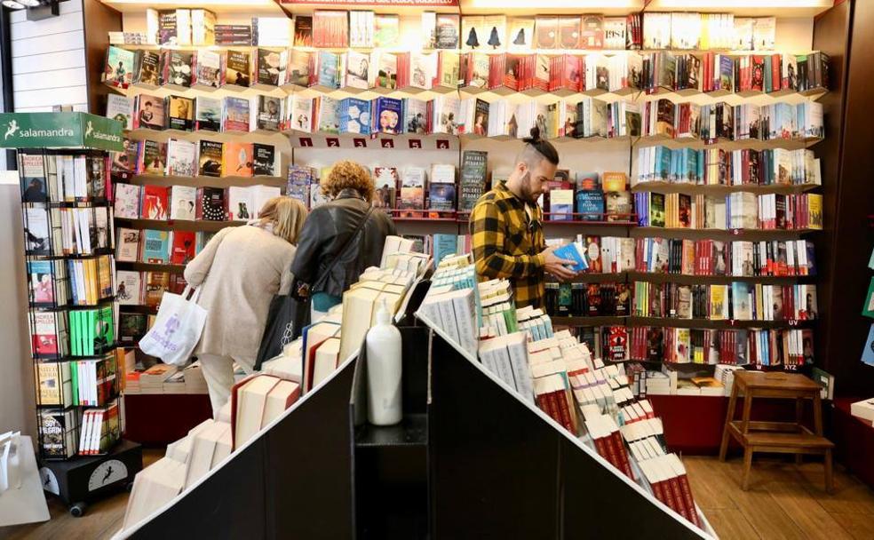 Los riojanos se han acercado a las librerías para celebrar el Día del Libro. 