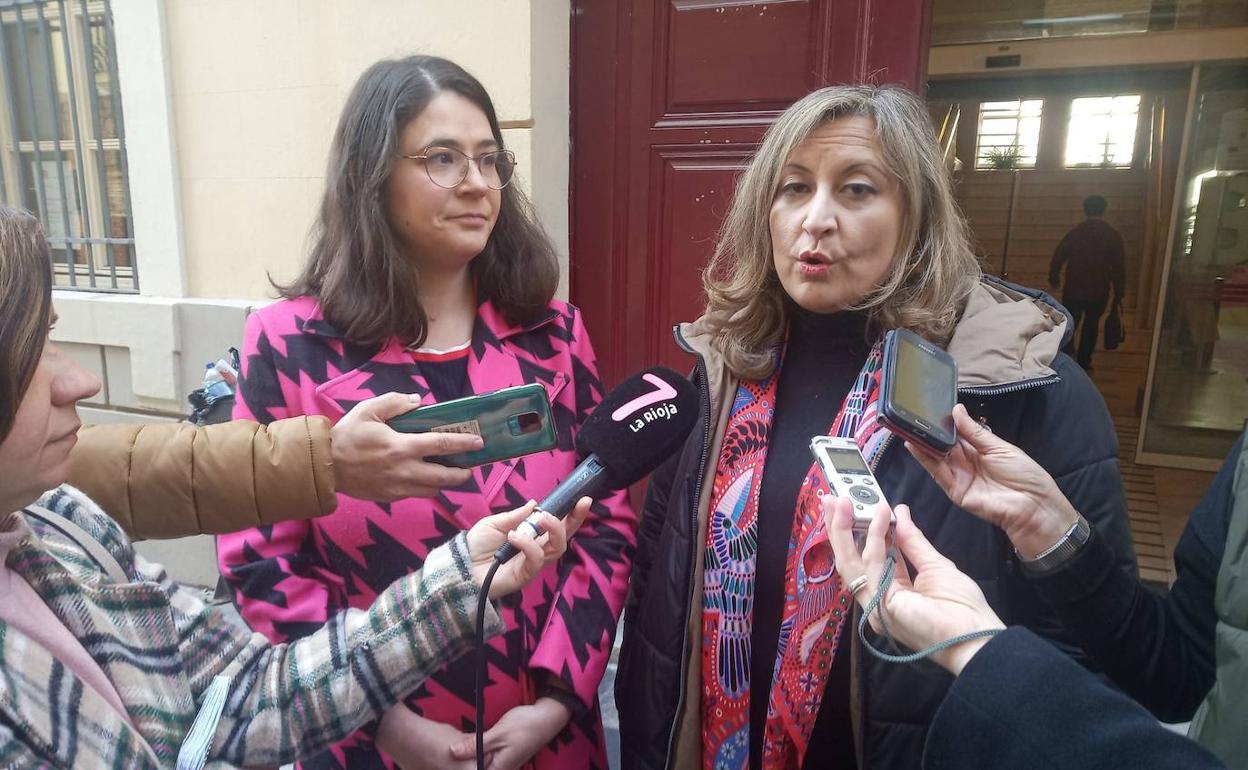 Raquel Romero y Emilia Fernández, momentos antes de la reunión con los ayuntamientos de La Rioja en la Biblioteca de La Rioja. 