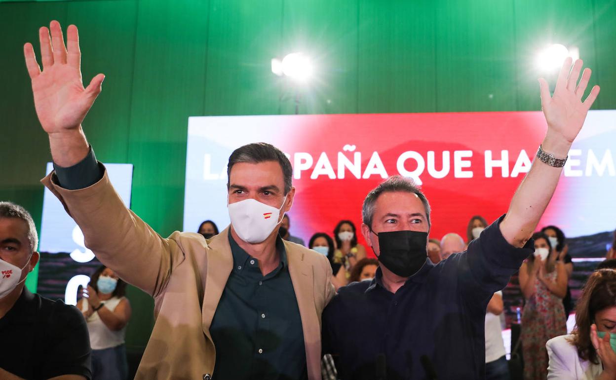 El presidente del Gobierno, Pedro Sánchez, y el candidato del PSOE andaluz, Juan Espadas, en un acto. 