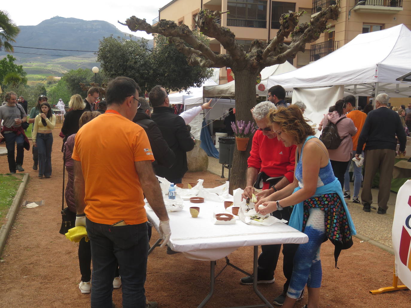 Fotos: Herce reparte 1.300 raciones en la Feria de la Cebolla Asada