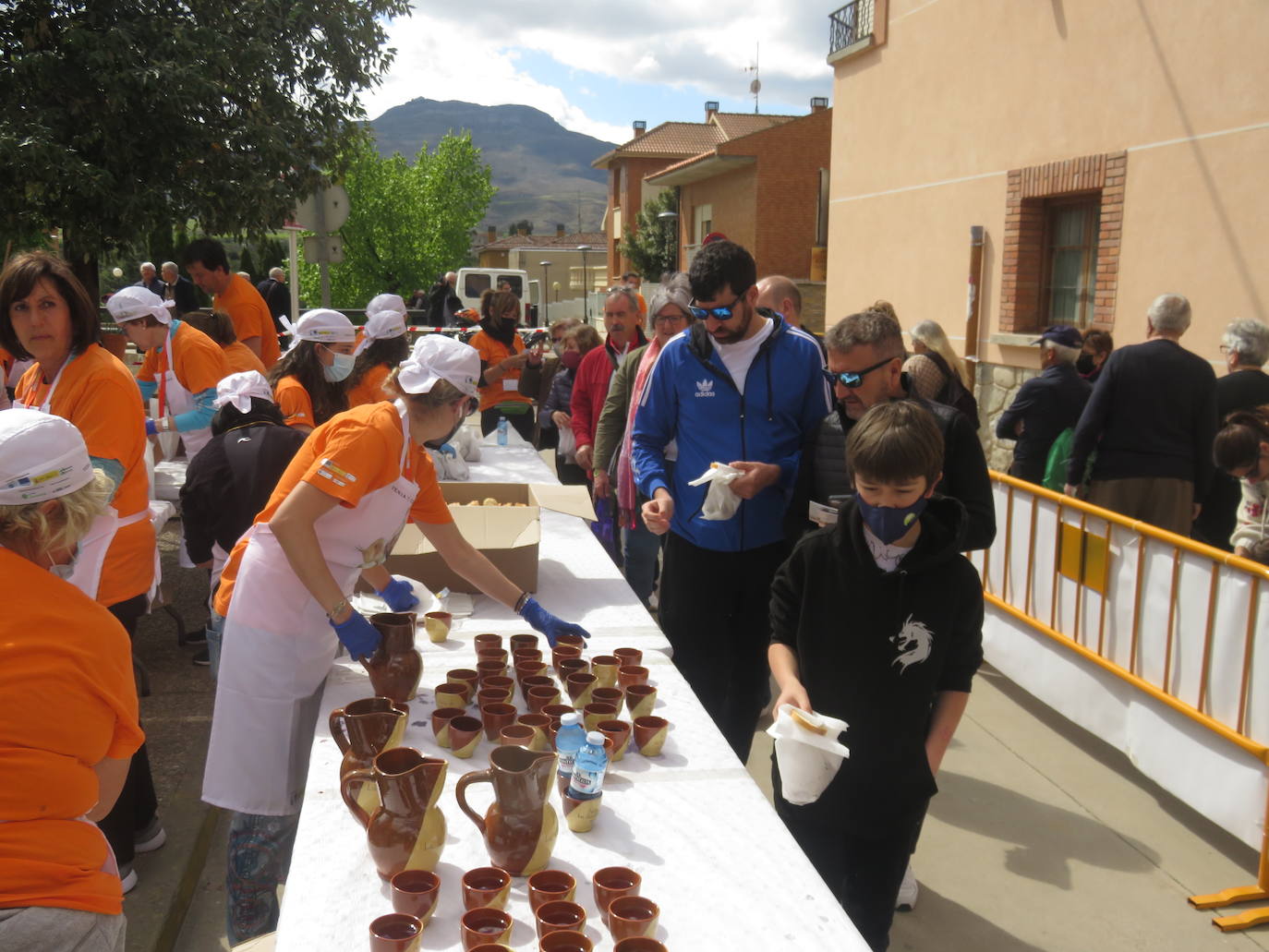 Fotos: Herce reparte 1.300 raciones en la Feria de la Cebolla Asada