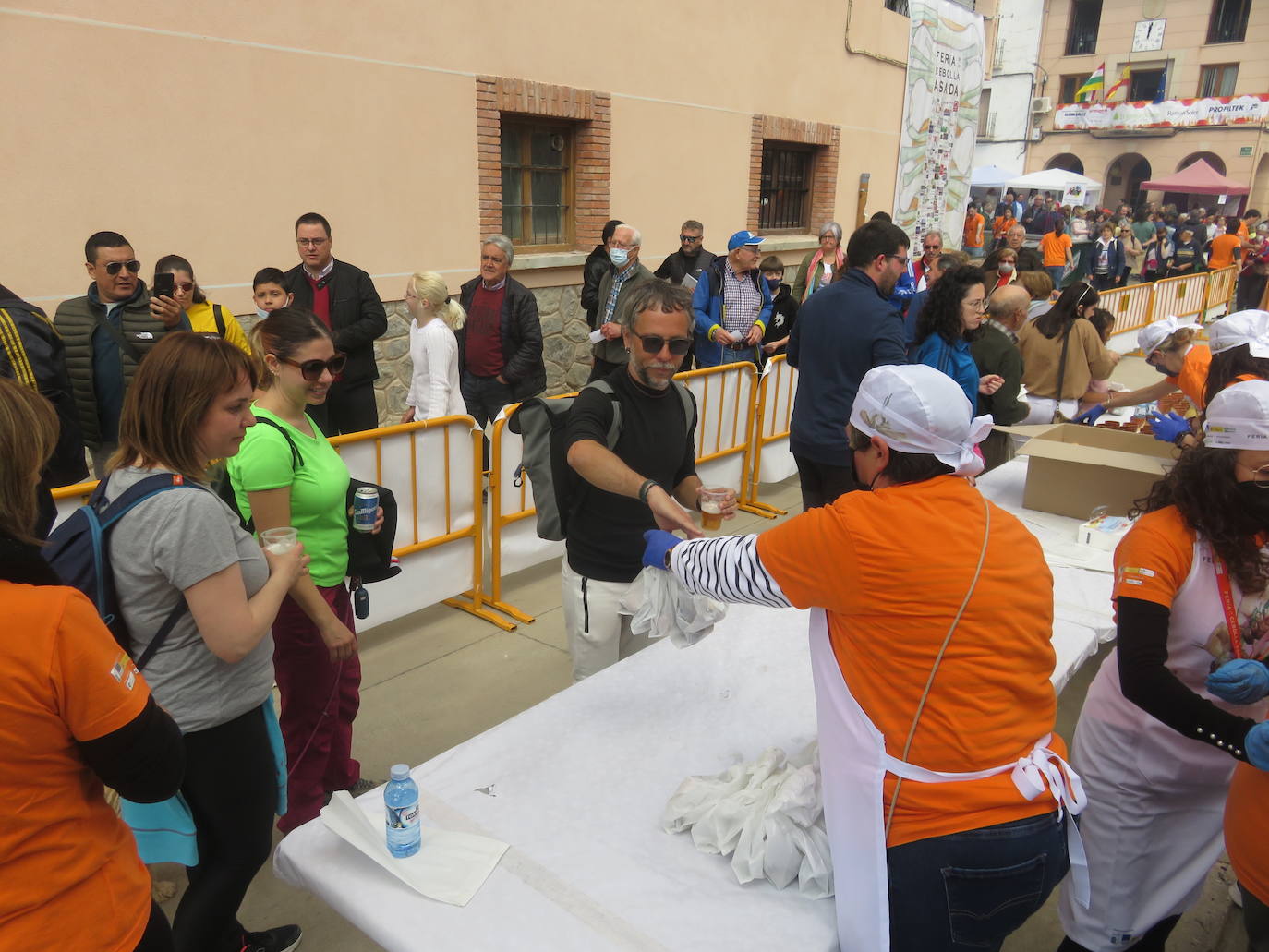 Fotos: Herce reparte 1.300 raciones en la Feria de la Cebolla Asada