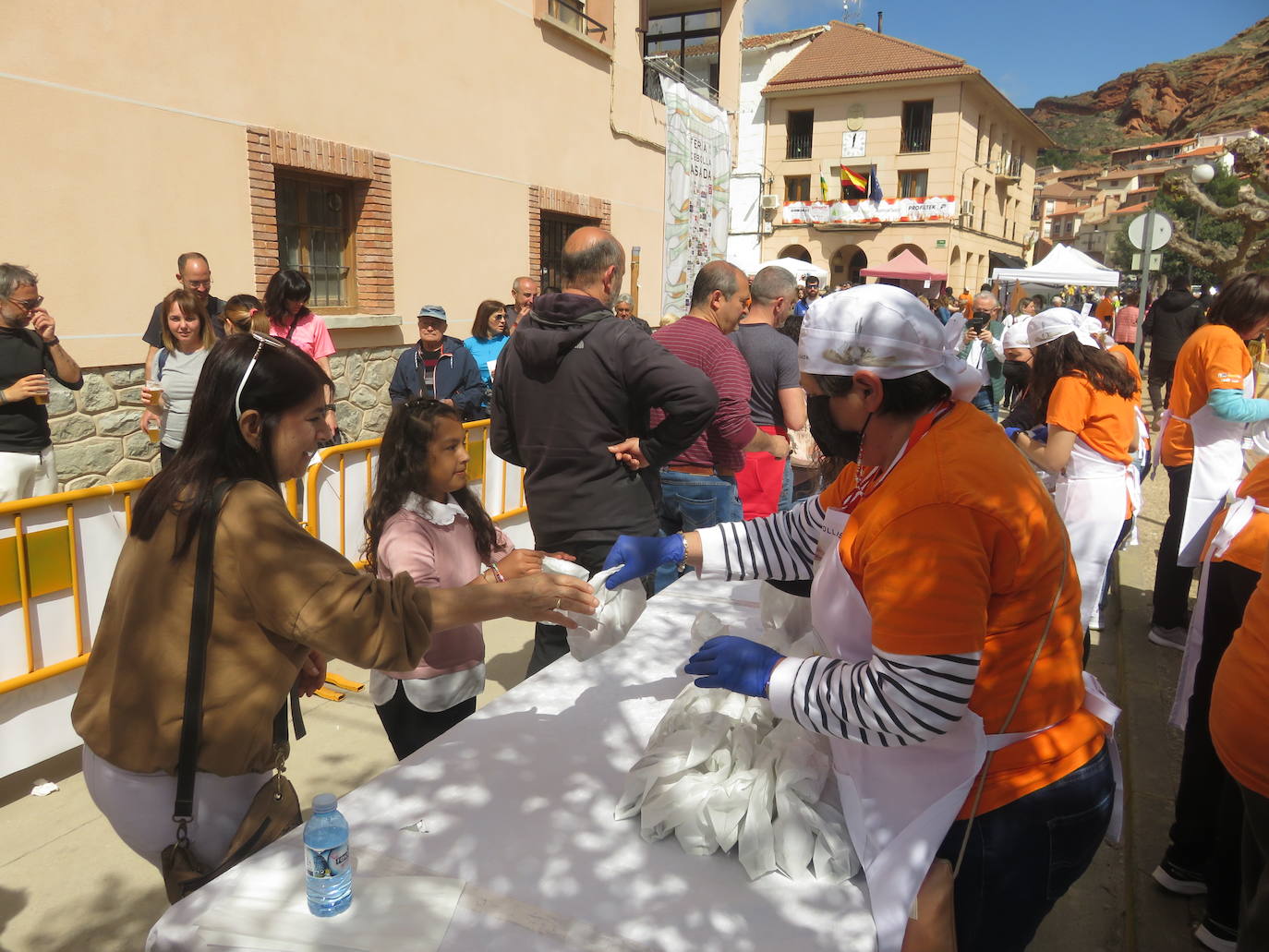 Fotos: Herce reparte 1.300 raciones en la Feria de la Cebolla Asada